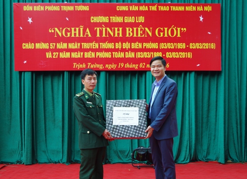 Giám đốc Cung văn hóa thể thao thanh niên Hà Nội tặng máy vi tính cho đồn Biên phòng Trịnh Tường